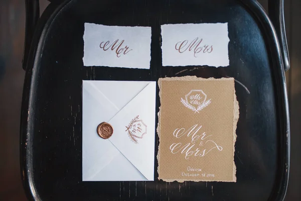 Düğün kartı tasarımı. Kartpostal tasarımı. Balmumu damgası. Altın arka plan. Kaligrafik tasarım ögeleri.