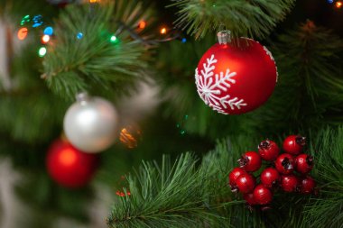 Noel ağacı dalı üzerinde izole renkli önemsiz şey ile bulanıklık arka plan, Festival sınır, yeni yıl tebrik kartı, sihirli gece, parlak zemin, xmas dekorasyon, süsleme tatil. Bir şekilde dekore edilmiş köknar ağacı