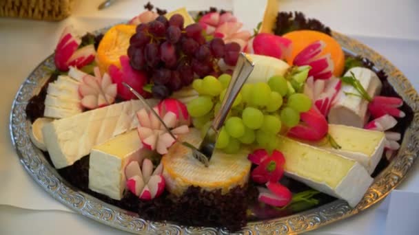 Frutas y queso se encuentran en un plato — Vídeos de Stock