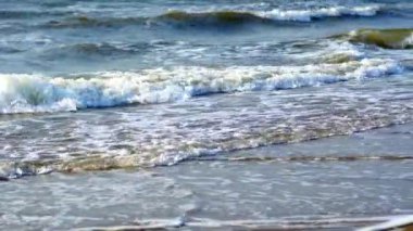 Hollanda Kuzey Denizi üzerinde sörf