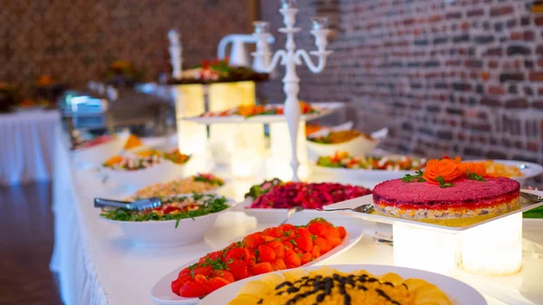 Na stole jsou jídla formou bufetu — Stock fotografie
