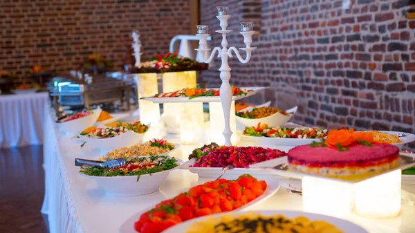 açık büfe yemekler masaya vardır