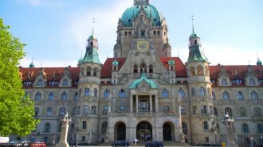 Suya yansıtan Hannover New City Hall.