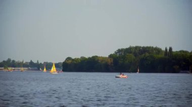 Göl kenarındaki Hannover tekne