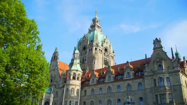 Neues Rathaus Hannover spiegelt sich im Wasser. — Stockvideo