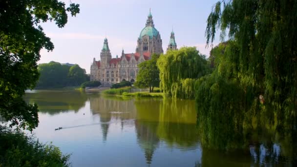 New City Hall of Hannover reflecting in water. — Stock Video