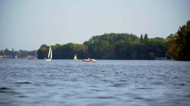 Hannover båt på sjön — Stockvideo