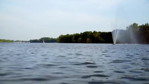 Göl kenarındaki Hannover tekne — Stok video