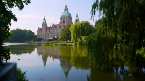 Neues Rathaus Hannover Spiegelt Sich Wasser — Stockvideo