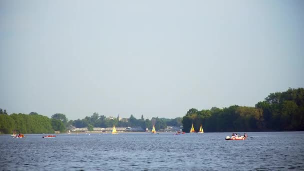 Hannover barco en el lago — Vídeos de Stock