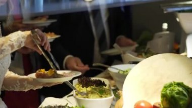 Restoran Konuklar yiyecek bir büfe seçin.