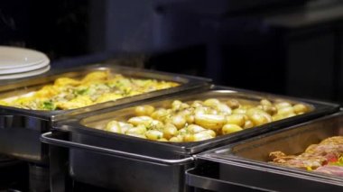 Restoran Konuklar yiyecek bir büfe seçin..