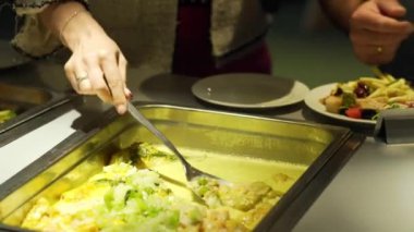 Restoran Konuklar yiyecek bir büfe seçin.