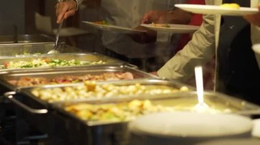 Restoran Konuklar yiyecek bir büfe seçin.