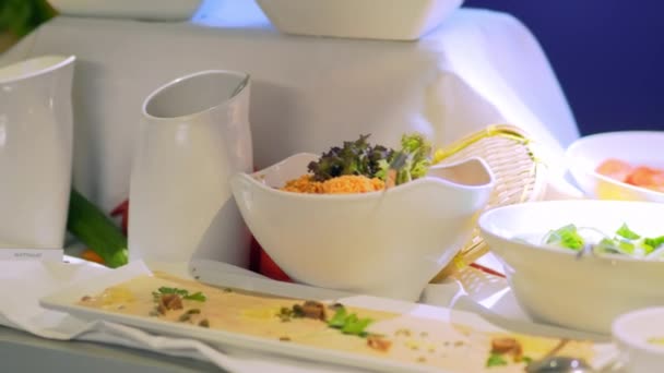 Гости ресторана выбирают блюда из шведского стола — стоковое видео