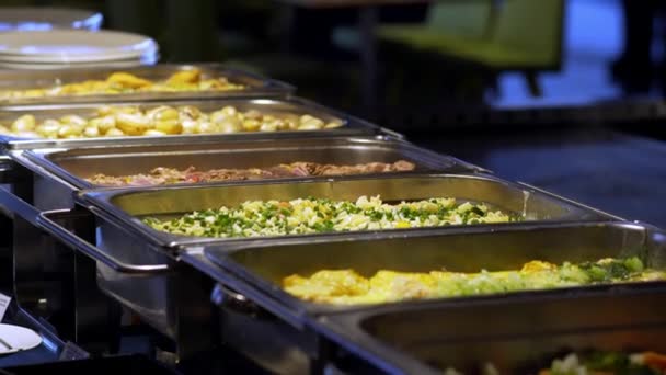 Restaurace hosté vybírat jídlo formou bufetu — Stock video
