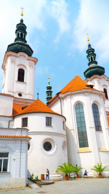 Güneşli yaz havalarda şehir manzarasını Prag