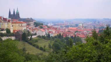 Şehrin güzel manzaralarını Prag