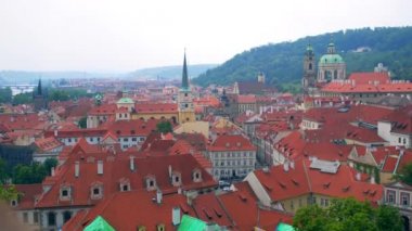 Şehrin güzel manzaralarını Prag