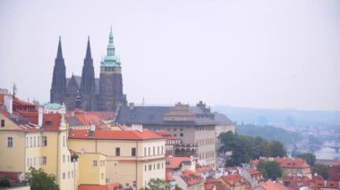 Şehrin güzel manzaralarını Prag