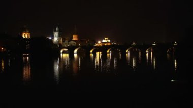 Şehir Prag gece görüntüsü