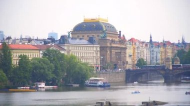 Şehrin güzel manzaralarını Prag