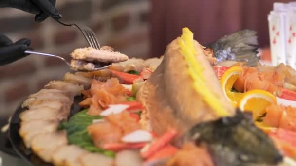 Menschen Gruppe Catering Buffet Essen drinnen in Luxus-Restaurant mit Fleisch bunt — Stockvideo