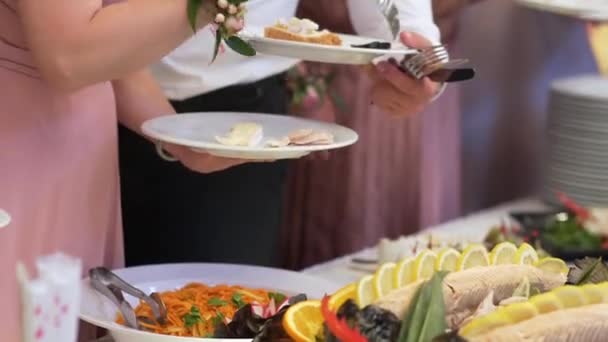 Pessoas grupo catering buffet comida interior em restaurante de luxo com carne colorida — Vídeo de Stock