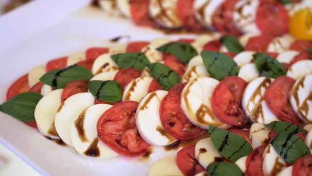 Personnes groupe restauration buffet cuisine intérieure dans un restaurant de luxe avec viande colorée — Video