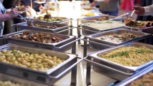 Pessoas grupo catering buffet comida interior em restaurante de luxo com carne colorida — Vídeo de Stock