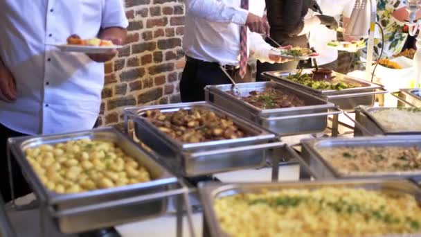 Persone gruppo ristorazione buffet cibo al coperto in ristorante di lusso con carne colorata — Video Stock