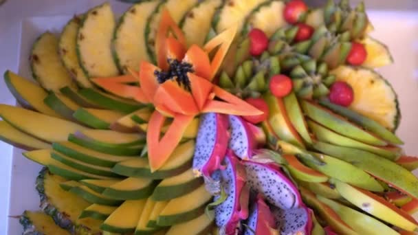 Fruits frais différents sur table de buffet de mariage . — Video