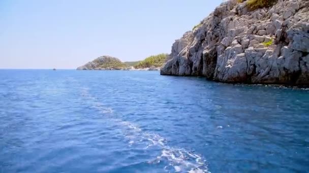 Mer : vue de la poupe du navire 