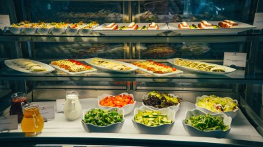 açık büfe, yemekleri güzel masaya vardır