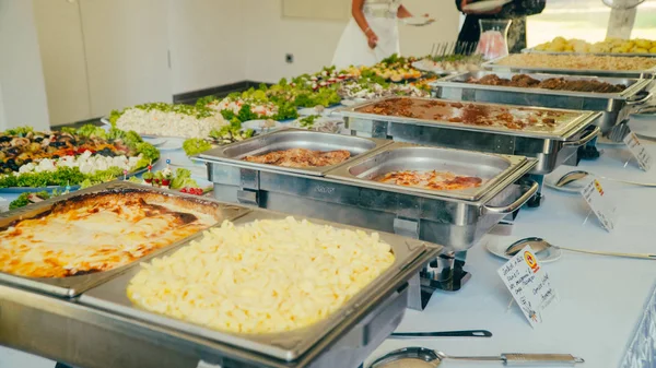Horeca mensen uit het bedrijfsleven nemen buffet eten tijdens bedrijfsevenement — Stockfoto