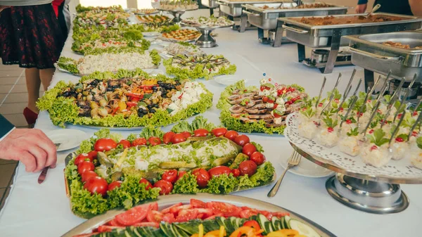 Buffet Menschen Essen Tellern — Stockfoto