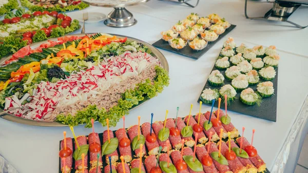 Cateringu przedsiębiorcy podejmują bufet jedzenie podczas imprezy firmy — Zdjęcie stockowe