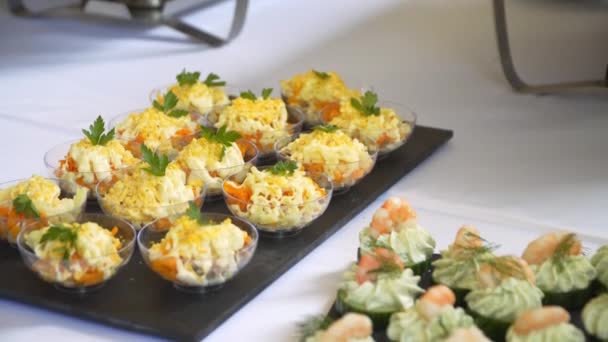 Cateringu przedsiębiorcy podejmują bufet jedzenie podczas imprezy firmy — Wideo stockowe
