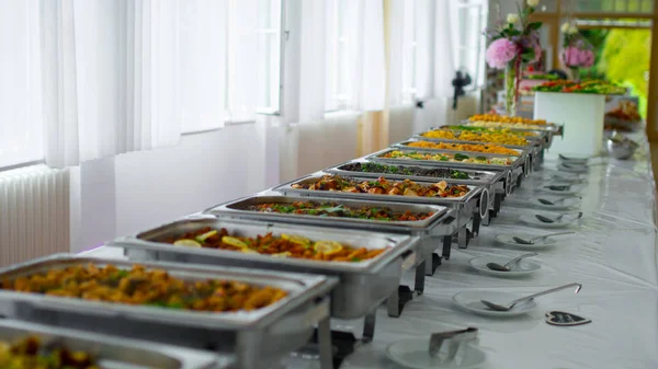 Comida buffet catering fiesta en el restaurante Imagen de stock