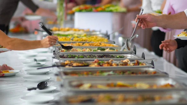 Makanan prasmanan katering pesta makanan di restoran Stok Foto