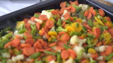 havuç brokoli kuşkonmaz bir tavada ihtiva eder.