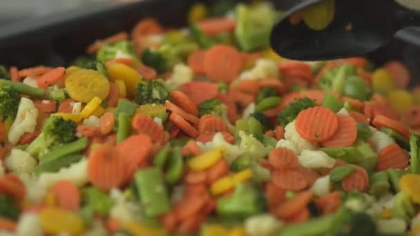 Egy serpenyőben párolt sárgarépa brokkoli, spárga — Stock videók