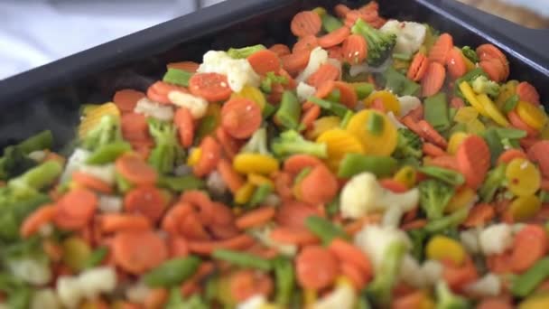 Dušené mrkev brokolice chřest v pánvi — Stock video