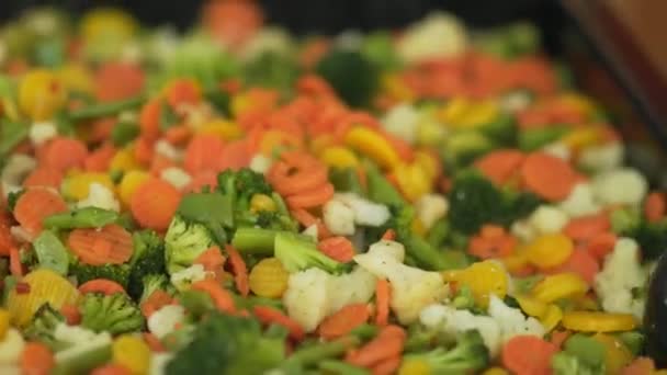 Egy serpenyőben párolt sárgarépa brokkoli, spárga — Stock videók