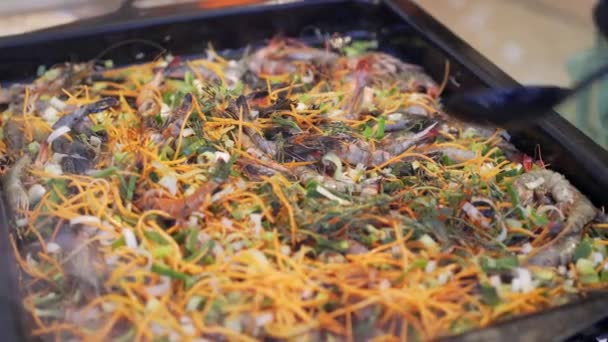 Camarão com legumes cozidos em uma panela — Vídeo de Stock