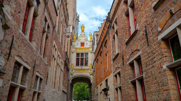 Şehrin güzel manzaralarını Bruges