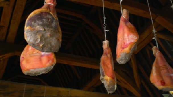 Бельгийский хамон висит под крышей — стоковое видео