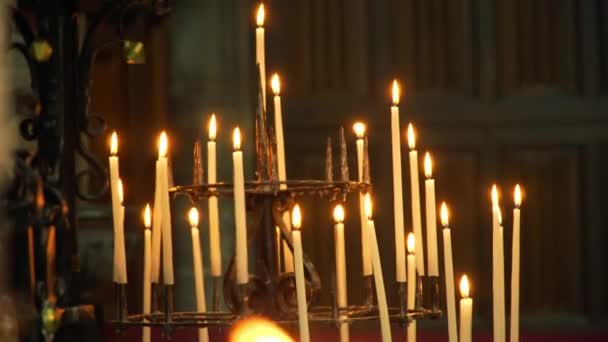 Achtergrond kaarsen branden in de kerk — Stockvideo