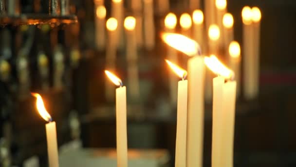 Fundo velas queimando na Igreja — Vídeo de Stock