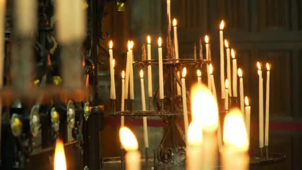 Bakgrunden ljus brinnande i kyrkan — Stockvideo